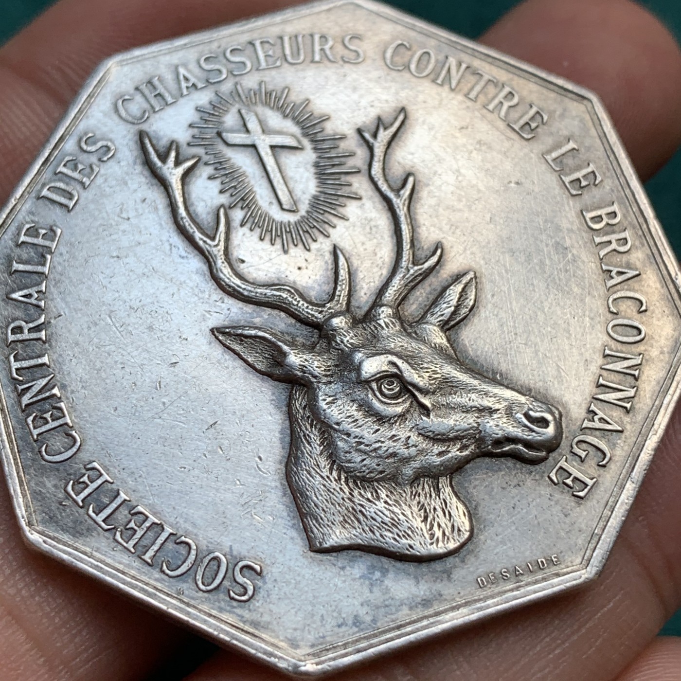 《竞宝斋》八角代币+章牌专场！第182场-周日，周一，周二 3场 (全场包邮) 法国1878年八角银章，中央反盗猎协会，圣休伯特的雄鹿，38.90g，45.7mm，此款少见蜜蜂边铭，长鹿角大版，常见的是20g，36mm尺寸