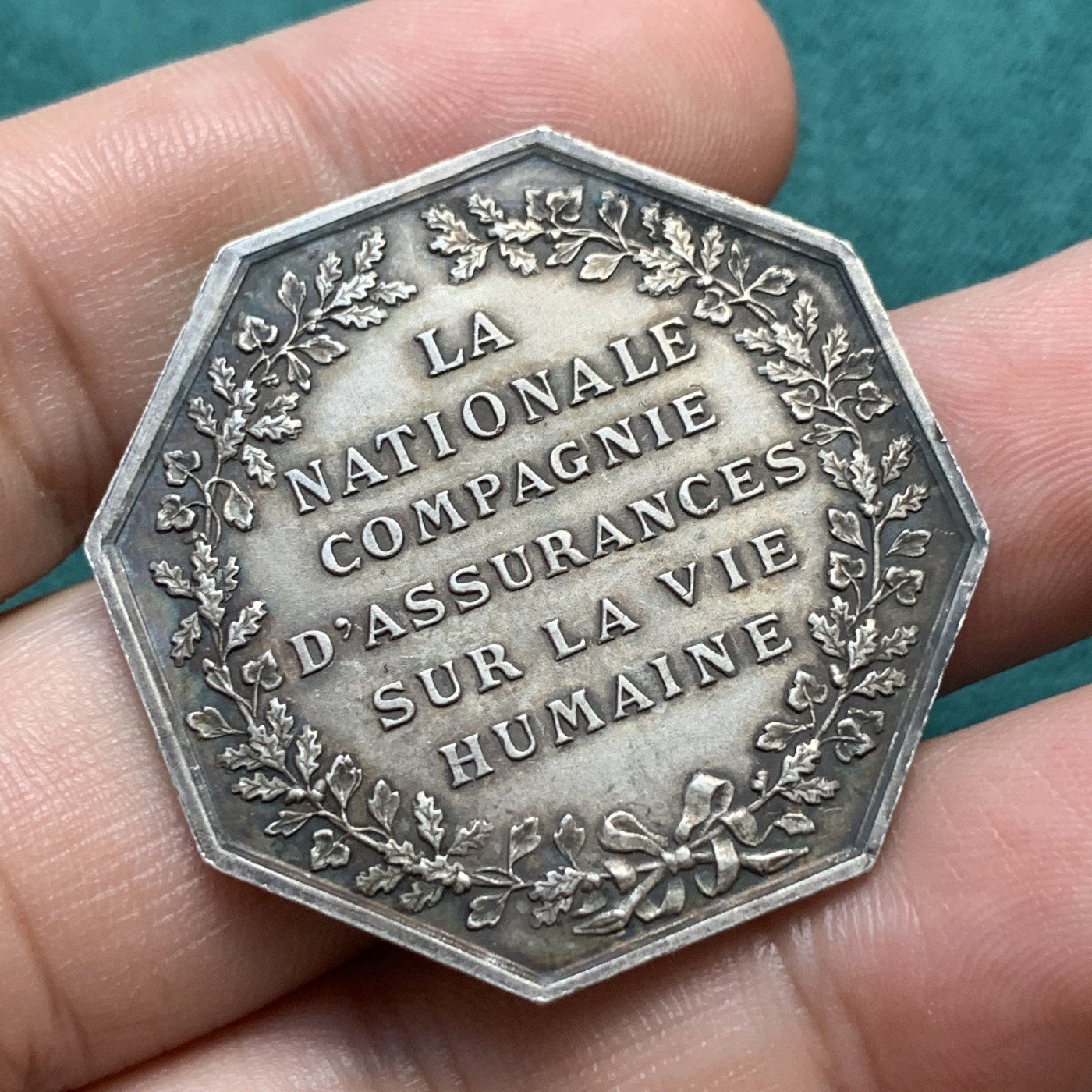 《竞宝斋》八角代币+章牌专场！第182场-周日，周一，周二 3场 (全场包邮) 法国人寿保险公司八角银质代币，21.02g，36.4mm，丰饶角边铭