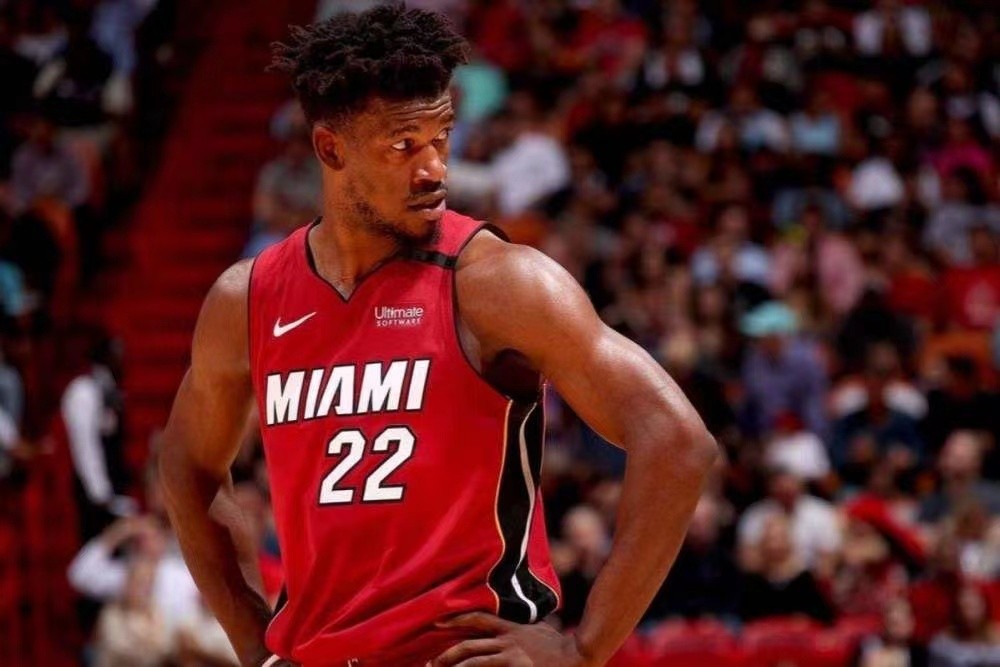 零元拍：战神吉米-巴特勒亲笔签名NBA官方迈阿密热火儿童关怀T恤，极其稀有红色墨迹一如这个赛季的迈阿密一样火热，当然不要错过！