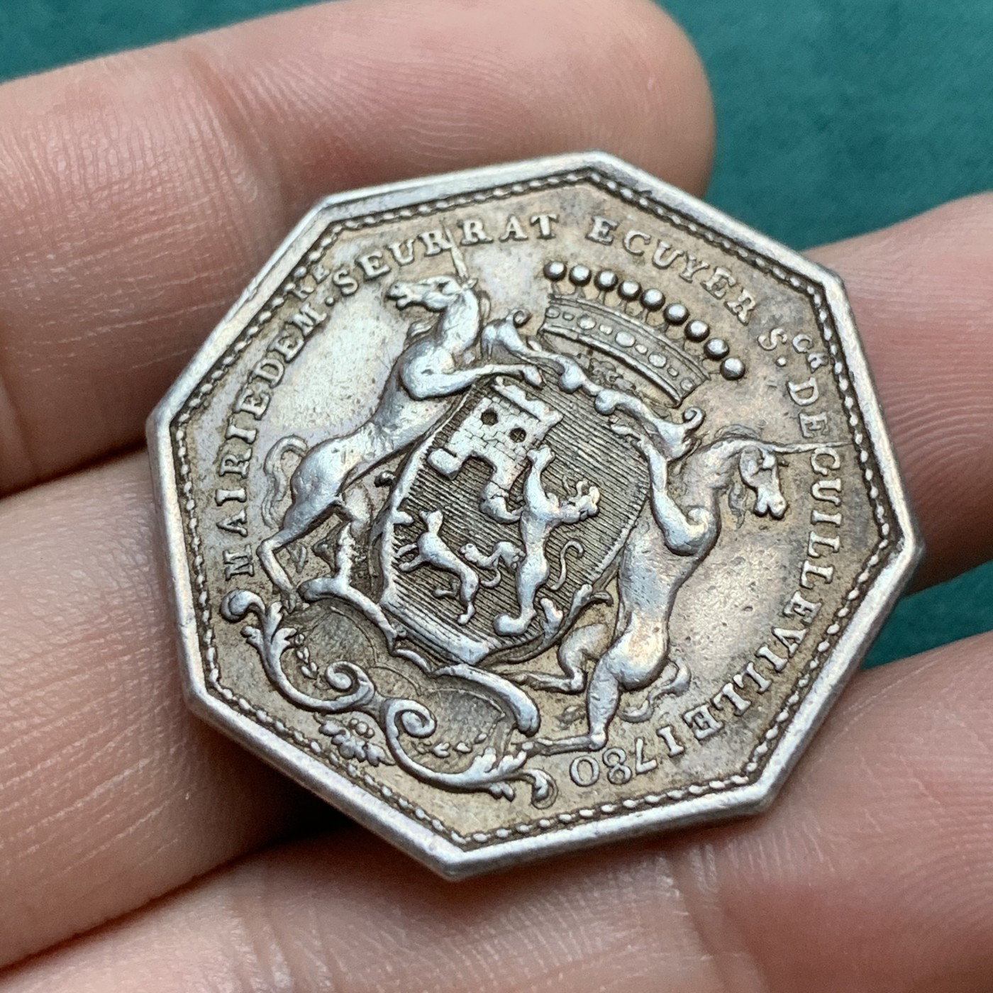 《竞宝斋》八角代币+章牌专场！第182场-周日，周一，周二 3场 (全场包邮) 法国1780年奥尔良市政厅 JETON银质八角代币，带有奥尔良双独角兽标志的纹章和英雄人物戎装的圣女贞德，13.75g，32.6mm，无边铭，典型的18世纪早期风格