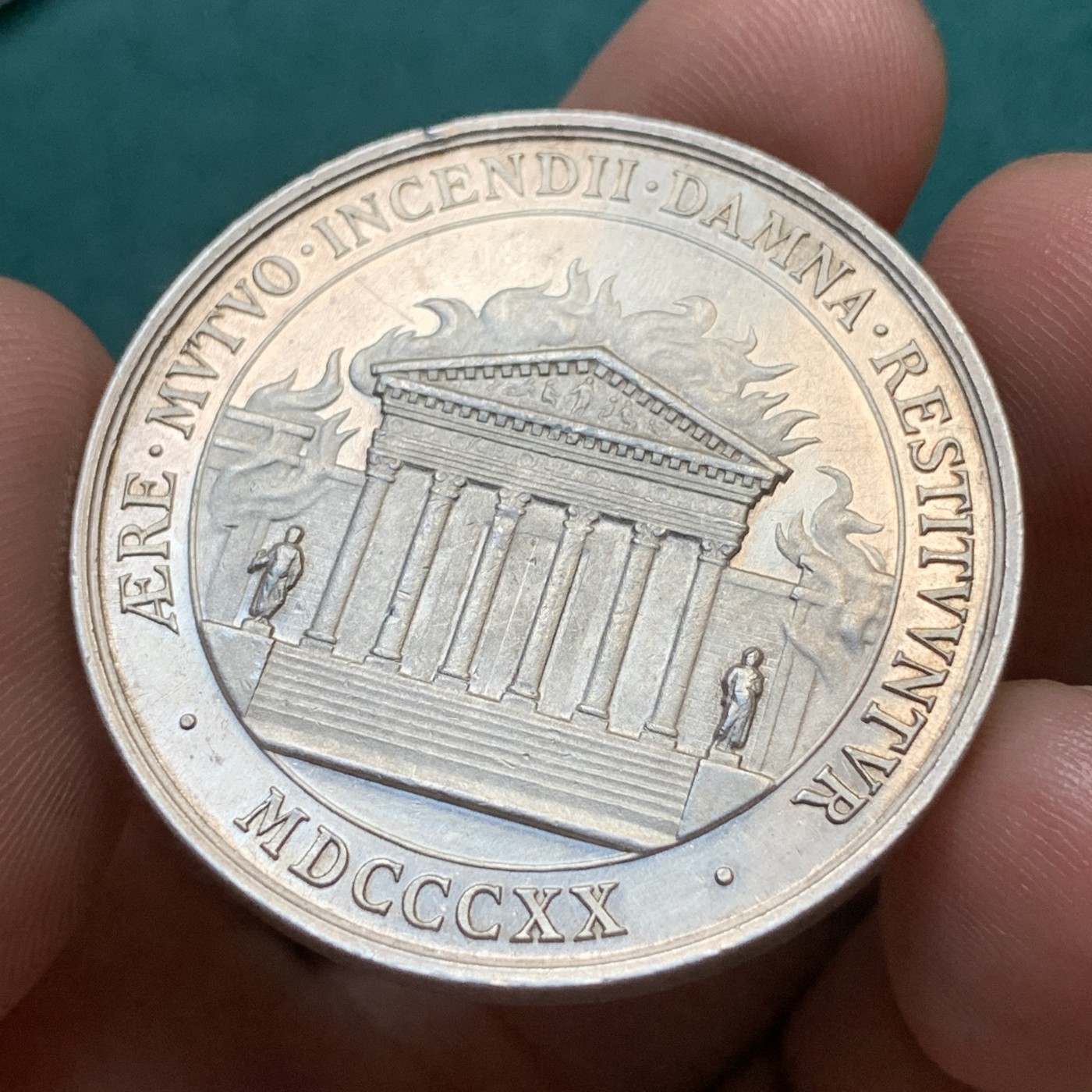 《竞宝斋》八角代币+章牌专场！第182场-周日，周一，周二 3场 (全场包邮) 法国欧莱雅保险公司银质代币，23.33g，37.7mm，丰饶角边铭