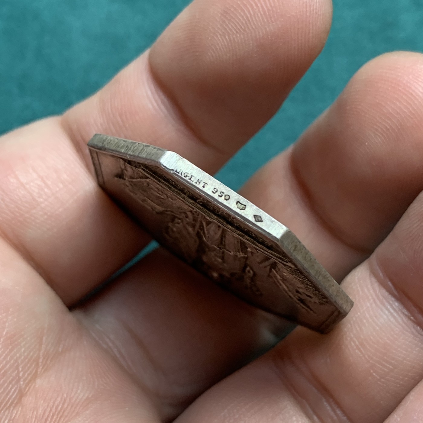 《竞宝斋》八角代币+章牌专场！第182场-周日，周一，周二 3场 (全场包邮) 法国巴黎贴现银行 八角银质代币，对边34.6mm，19.45g 菱形+950银标，金黄包浆