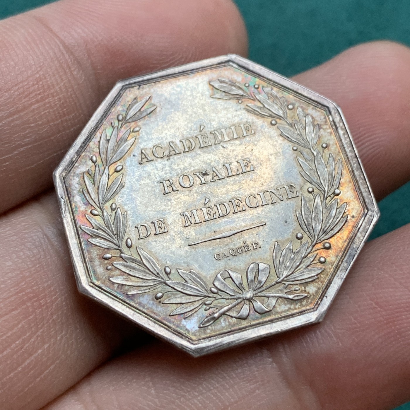 《竞宝斋》八角代币+章牌专场！第182场-周日，周一，周二 3场 (全场包邮) 法国路易菲利普皇家医学会JETON银质八角代币，10.91g，30.3mm，神灯边铭