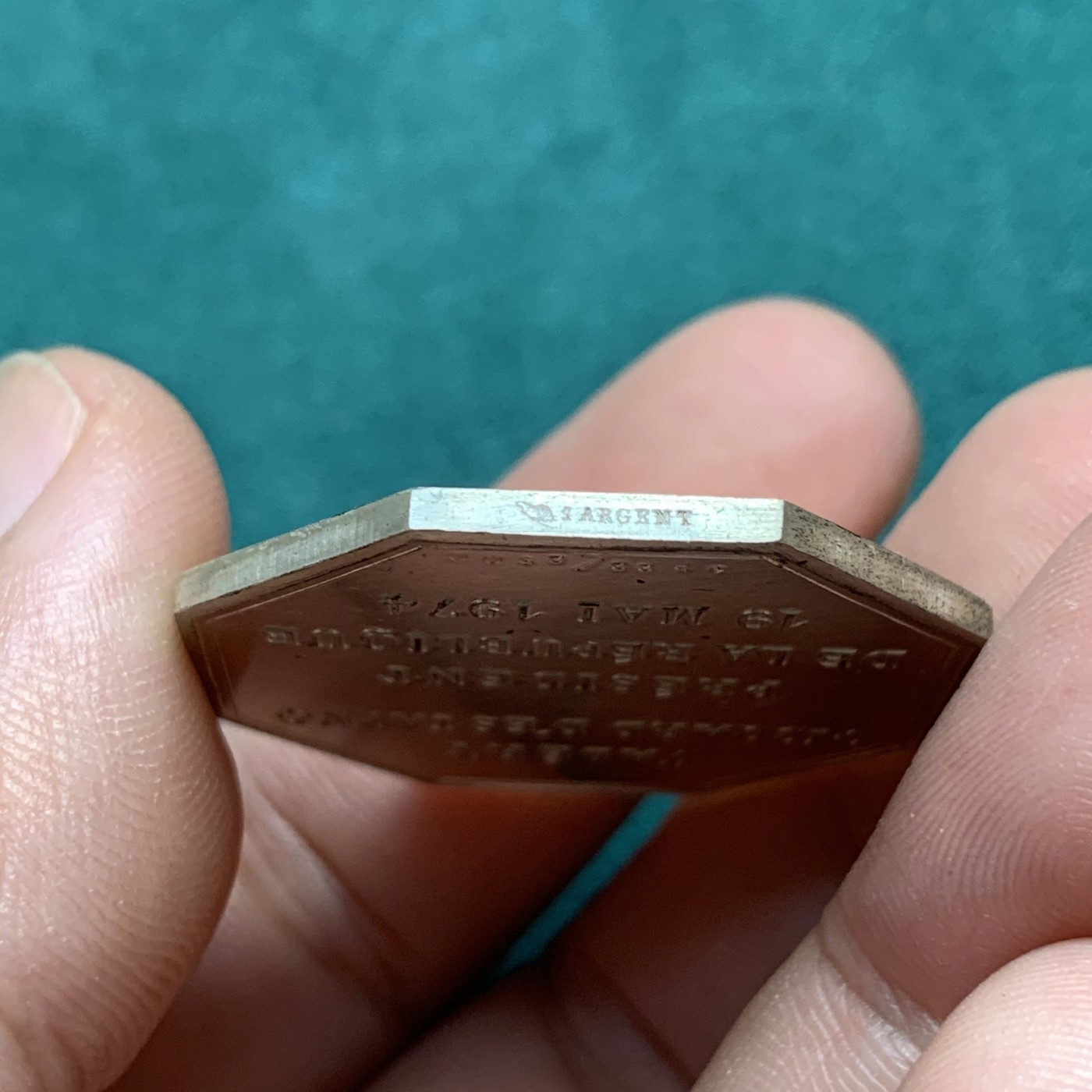 《竞宝斋》八角代币+章牌专场！第182场-周日，周一，周二 3场 (全场包邮) 法国第五共和国1974年总统瓦莱里·季斯卡·德斯坦任职纪念八角银质jeton，正面为现代玛丽安娜形象，21.25g，33.2mm，丰饶角1AR边铭，背面10点钟方向有轻磕