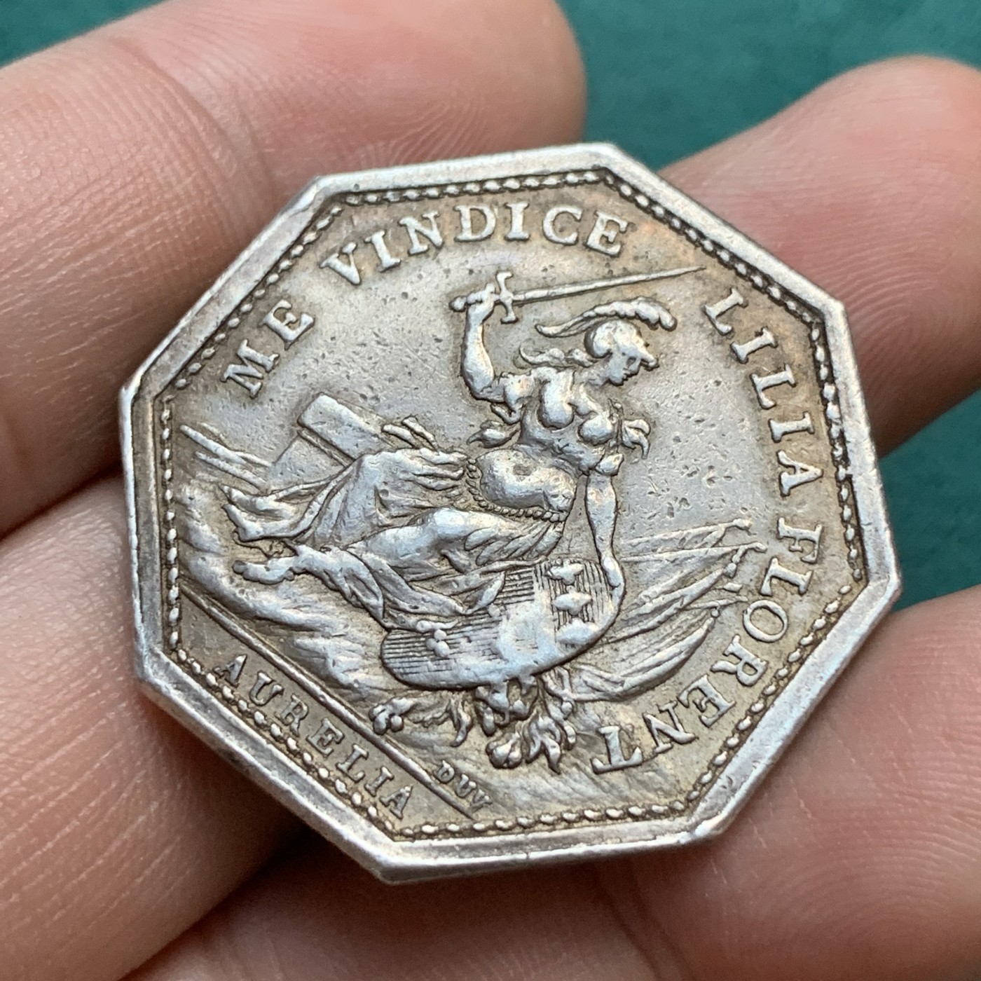 《竞宝斋》八角代币+章牌专场！第182场-周日，周一，周二 3场 (全场包邮) 法国1780年奥尔良市政厅 JETON银质八角代币，带有奥尔良双独角兽标志的纹章和英雄人物戎装的圣女贞德，13.75g，32.6mm，无边铭，典型的18世纪早期风格