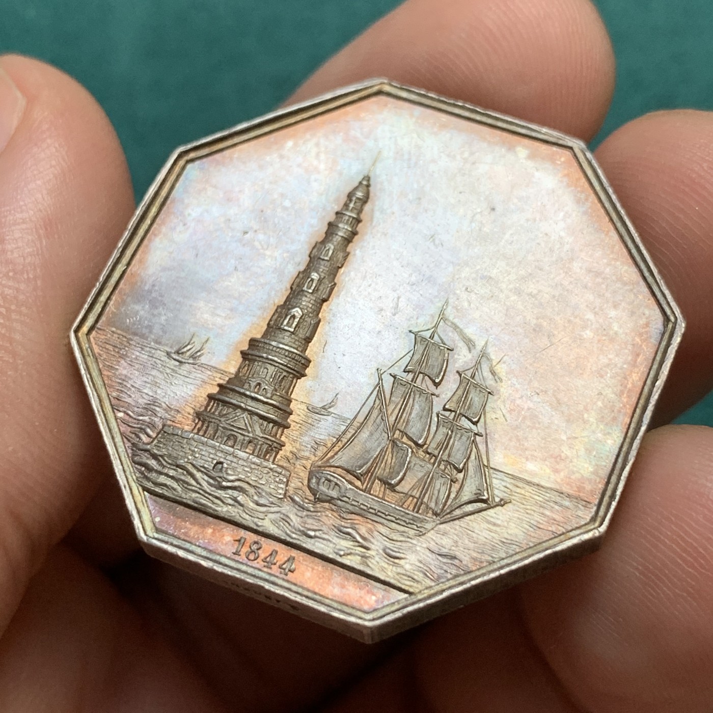 《竞宝斋》八角代币+章牌专场！第182场-周日，周一，周二 3场 (全场包邮) 名誉品法国波尔多吉伦特海事安全协会银质八角代币，高浮雕的科尔杜安灯塔，金黄包浆就像泛着夕阳的海景，油画状态，重20.15克，对边34.6mm，蜜蜂边铭