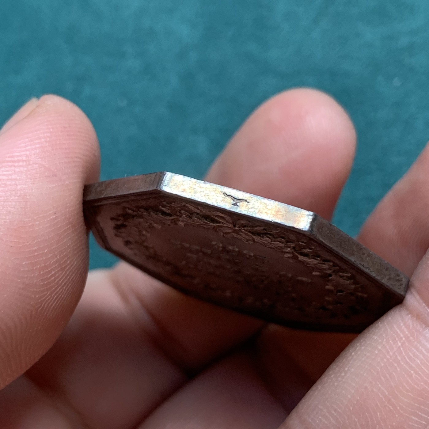 《竞宝斋》八角代币+章牌专场！第182场-周日，周一，周二 3场 (全场包邮) 法国城市火灾保险公司八角银章，四皇冠版，19.03g，34.4mm，油灯边铭，五彩包浆，底板好