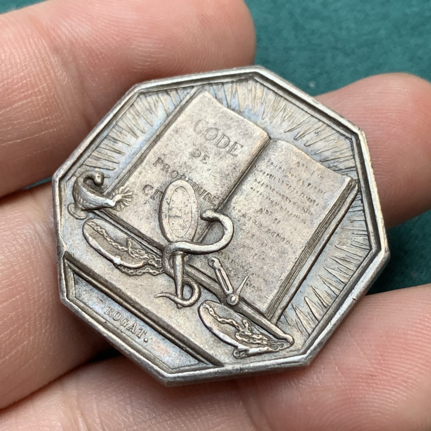 《竞宝斋》八角代币+章牌专场！第182场-周日，周一，周二 3场 (全场包邮) 法国塞纳河省法律和法务执行官 JETON银质八角，17.26g，33.5mm，油灯边铭（1832-1841）