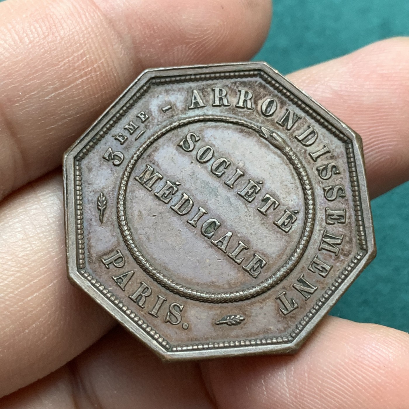 《竞宝斋》八角代币+章牌专场！第182场-周日，周一，周二 3场 (全场包邮) 法国八角红铜代币jeton，巴黎第三区医学会，17.50g，32.2mm，手指边铭，首见品种