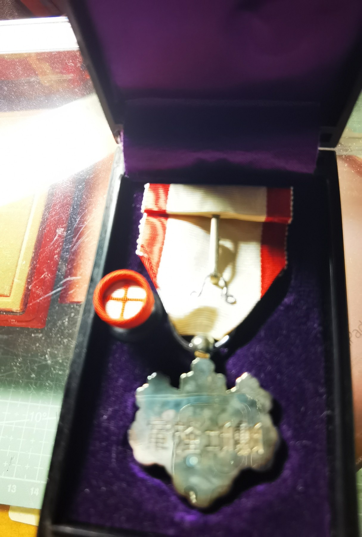 小杏藏品清理行动 战后中期弹簧盒 勋七等青色桐叶章