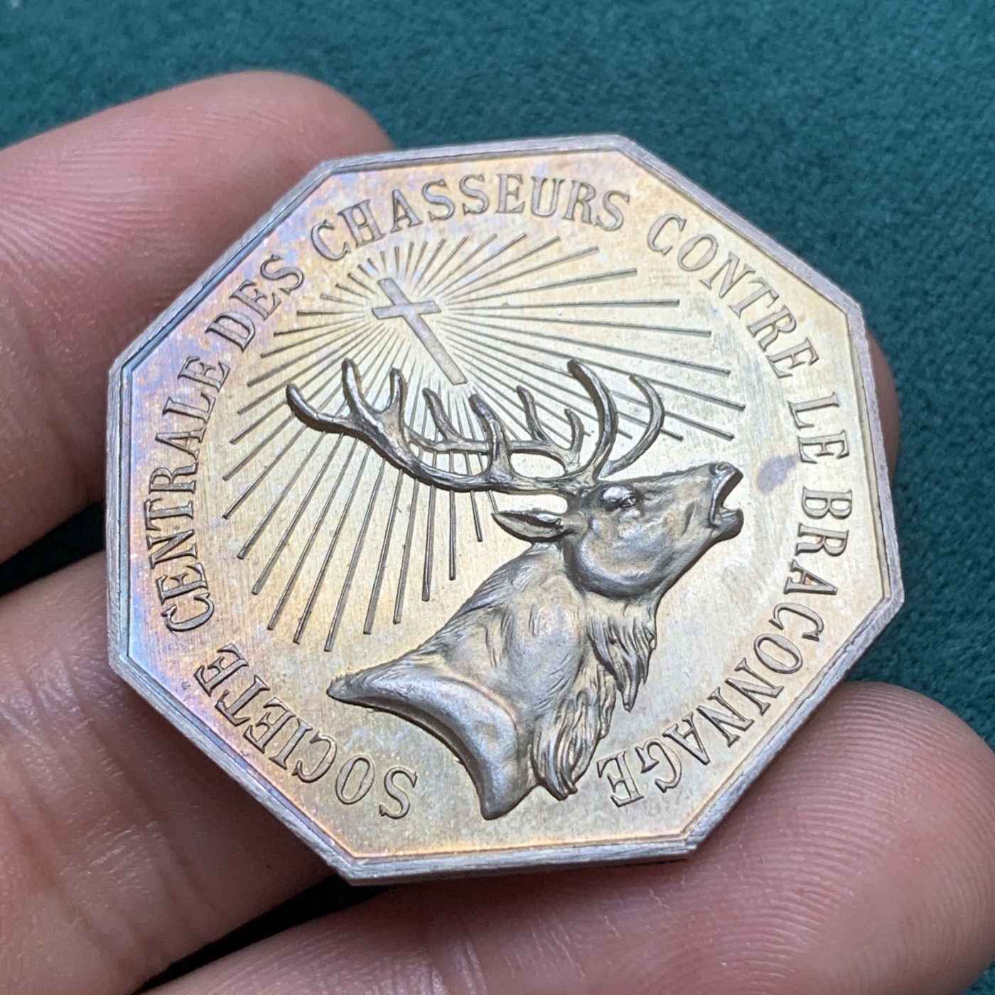 《竞宝斋》八角代币+章牌专场！第182场-周日，周一，周二 3场 (全场包邮) 法国1876年猎人反盗猎协会八角银质代币，正面为猎人保护神圣休伯特的雄鹿，背面空白留给会员刻上自己名字，21.19g，36.3mm，菱形+银标，含银95%，首见品种，带初铸纹，未流通