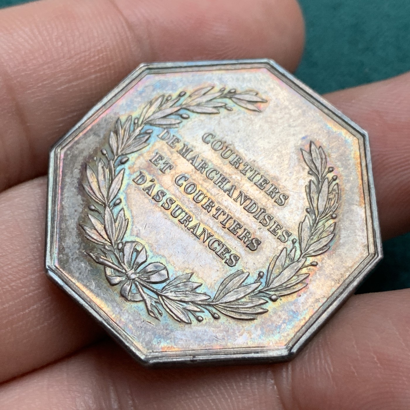 《竞宝斋》八角代币+章牌专场！第182场-周日，周一，周二 3场 (全场包邮) 法国巴黎证券交易所，贸易和保险经纪人JETON银质八角代币，16.92g，34mm，手指边铭，阴阳面包浆