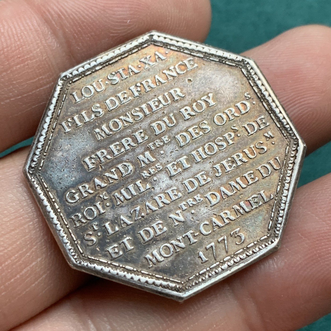 《竞宝斋》八角代币+章牌专场！第182场-周日，周一，周二 3场 (全场包邮) 纪念1773年法国的路易斯·斯坦尼斯拉斯（未来的路易十八）的加冕八角银质代币，正面带有卡梅尔山和圣拉扎尔骑士团徽章的盾牌，少见品种 14.89g，33.6mm，早期18世纪风格