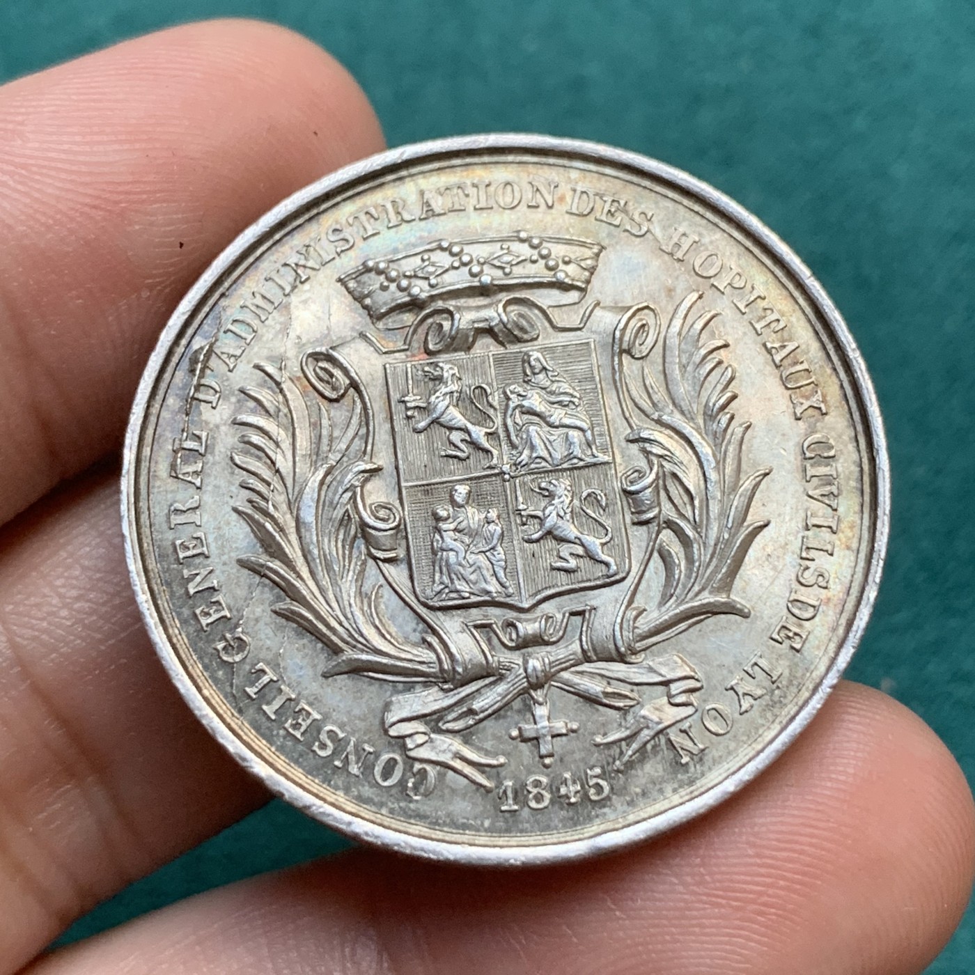 《竞宝斋》八角代币+章牌专场！第182场-周日，周一，周二 3场 (全场包邮) 法国银质代币，里昂霍皮塔夫平民管理委员会 希尔德贝尔特夫妇，15.28g，34.5mm，手指边铭，黄油彩