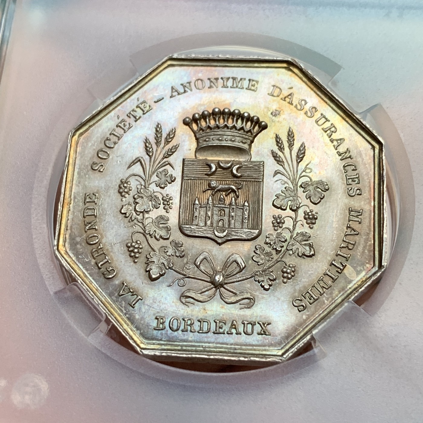 《竞宝斋》八角代币+章牌专场！第182场-周日，周一，周二 3场 (全场包邮) 名誉品法国波尔多吉伦特海事安全协会银质八角代币，高浮雕的科尔杜安灯塔，金黄包浆就像泛着夕阳的海景，油画状态，重20.15克，对边34.6mm，蜜蜂边铭