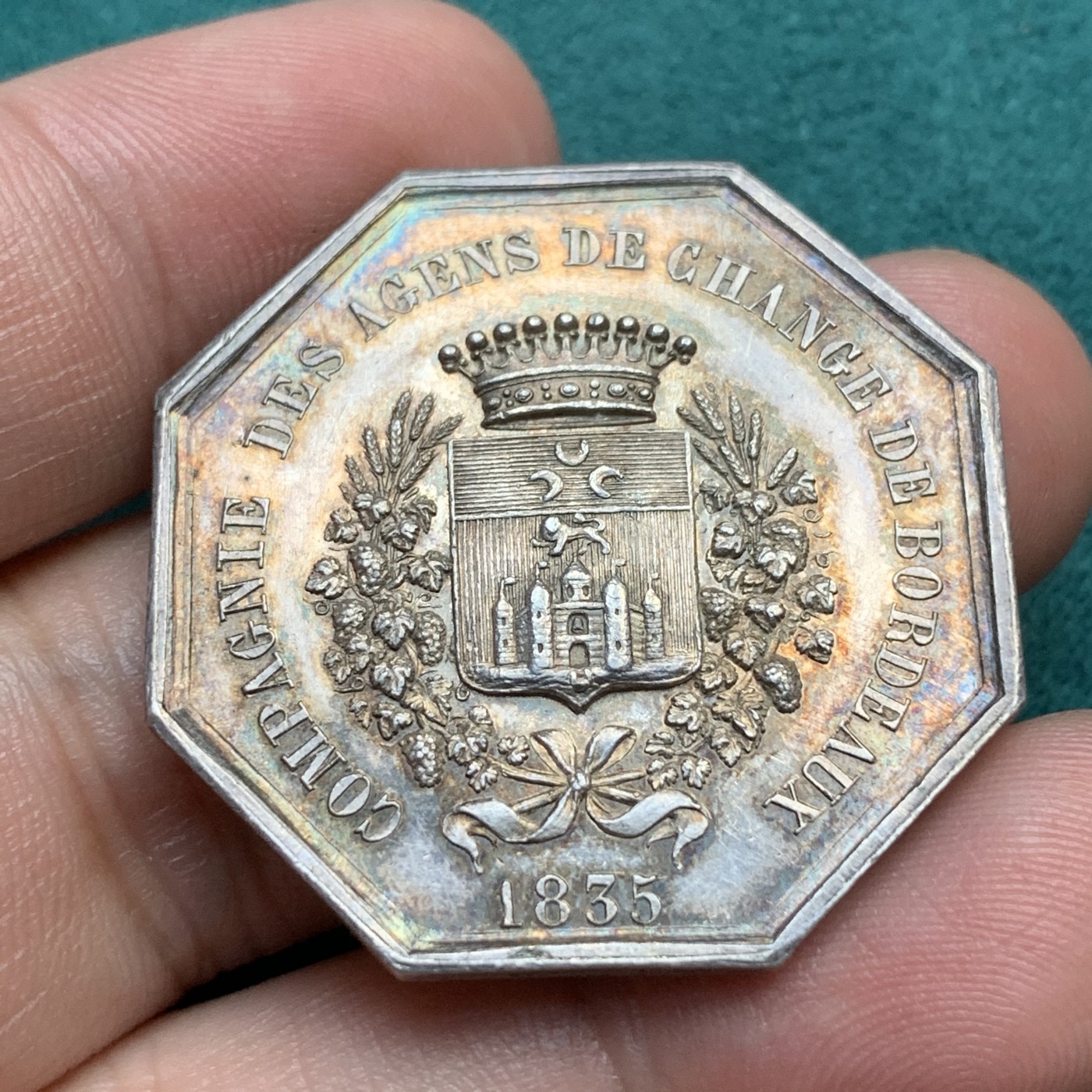 《竞宝斋》八角代币+章牌专场！第182场-周日，周一，周二 3场 (全场包邮) 法国八角银章，波尔多股票经纪人，18.63g，34.8mm，手指边铭，金黄包浆，高点俱在