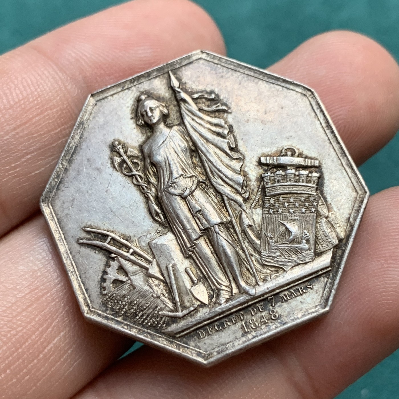 《竞宝斋》八角代币+章牌专场！第182场-周日，周一，周二 3场 (全场包邮) 法国巴黎贴现银行 八角银质代币，对边34.6mm，19.45g 菱形+950银标，金黄包浆