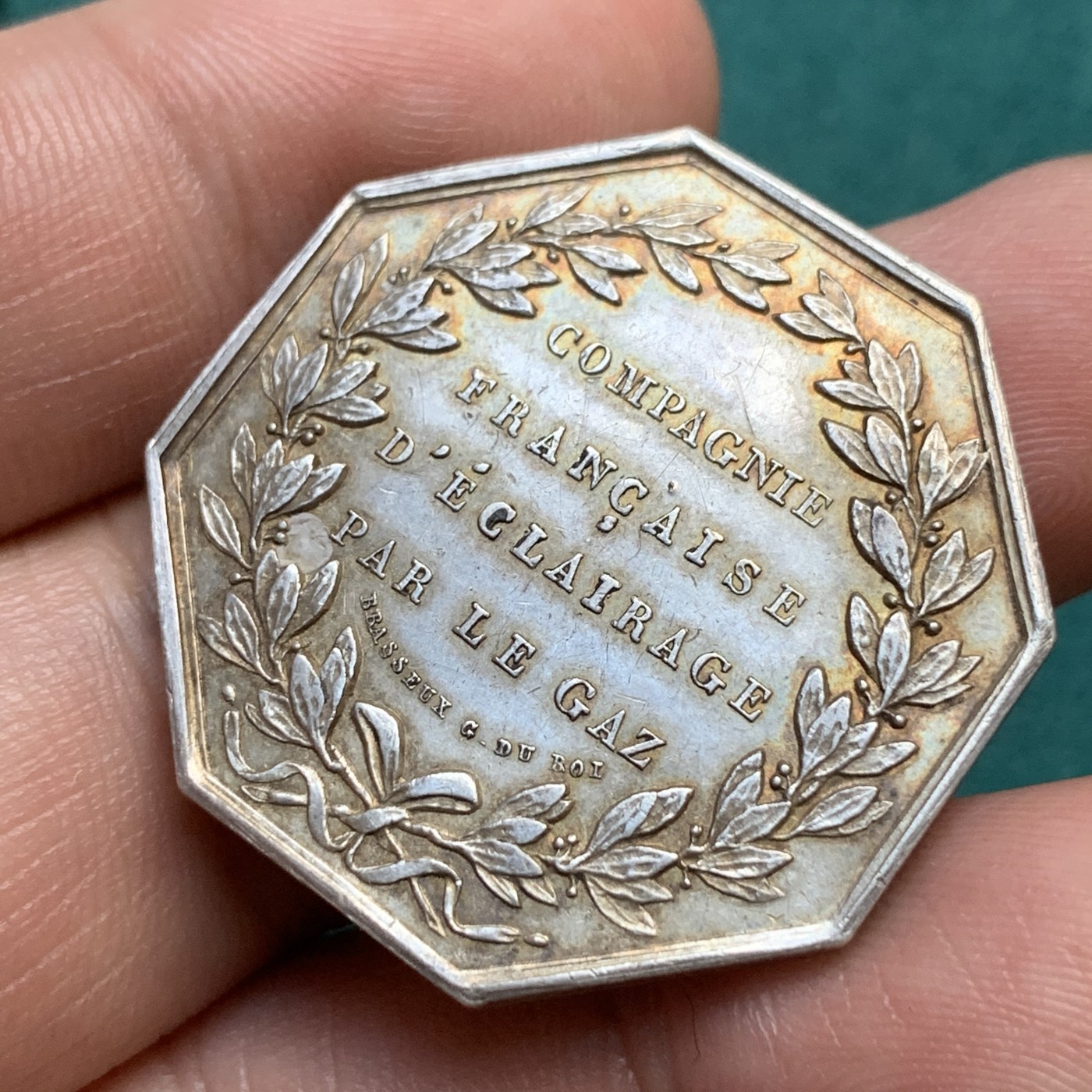 《竞宝斋》八角代币+章牌专场！第182场-周日，周一，周二 3场 (全场包邮) 法国1832-1841燃气照明公司八角银质代币，14.85g，32.3mm，油灯边铭，金黄包浆，少见品种