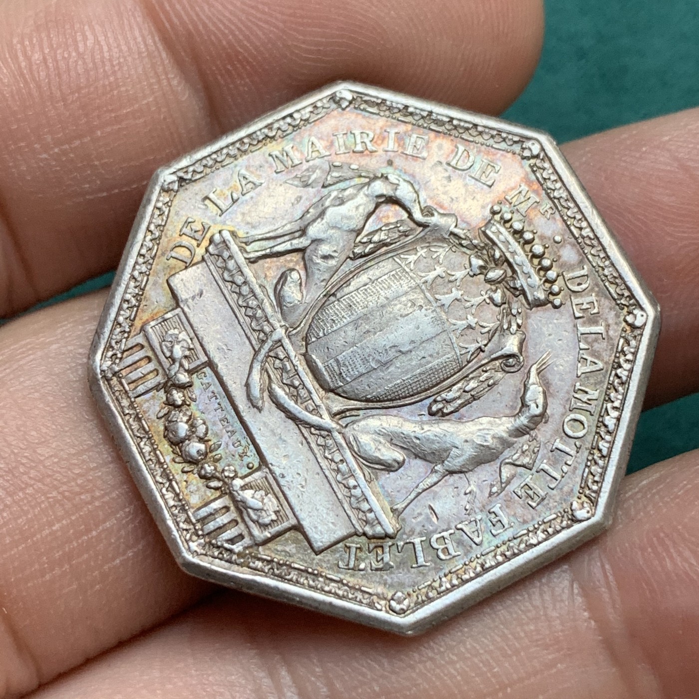 《竞宝斋》八角代币+章牌专场！第182场-周日，周一，周二 3场 (全场包邮) 法国十八世纪早期八角银质代币，13.61g，31.7mm，布列塔尼地区雷恩市政厅，带有市长伊夫·德拉莫特-法布莱特的纹章