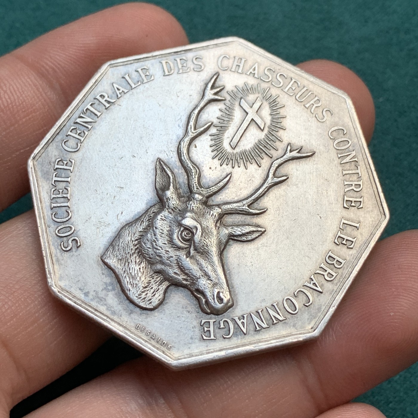 《竞宝斋》八角代币+章牌专场！第182场-周日，周一，周二 3场 (全场包邮) 法国1878年八角银章，中央反盗猎协会，圣休伯特的雄鹿，38.90g，45.7mm，此款少见蜜蜂边铭，长鹿角大版，常见的是20g，36mm尺寸