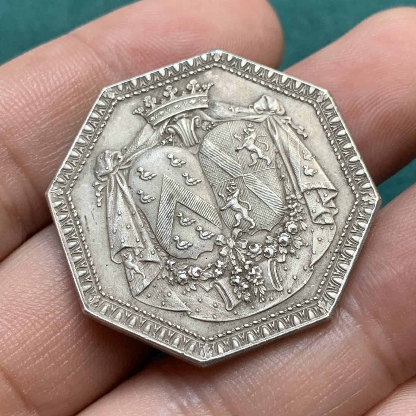 《竞宝斋》八角代币+章牌专场！第182场-周日，周一，周二 3场 (全场包邮) 法国爱情与婚姻纪念八角银质jeton，1727年路易·奥蒙和路易丝·珍妮·杜福特·杜拉斯结婚纪念，设计铸造了此名誉品八角，后19世纪后期到20世纪一直有铸造，此为19世纪后期铸造，丰饶角边铭，重16.94g，33.7mm