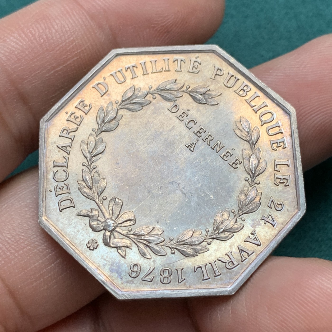 《竞宝斋》八角代币+章牌专场！第182场-周日，周一，周二 3场 (全场包邮) 法国1876年猎人反盗猎协会八角银质代币，正面为猎人保护神圣休伯特的雄鹿，背面空白留给会员刻上自己名字，21.19g，36.3mm，菱形+银标，含银95%，首见品种，带初铸纹，未流通