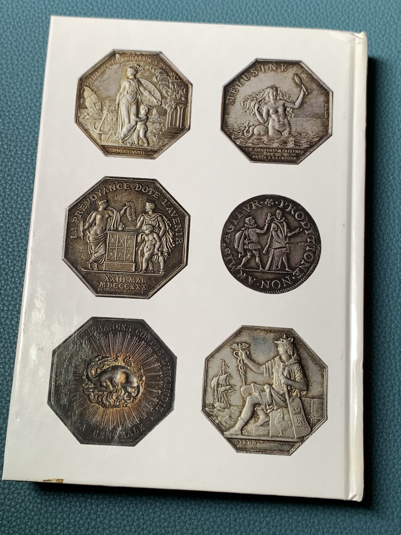 《竞宝斋》八角代币+章牌专场！第182场-周日，周一，周二 3场 (全场包邮) 法国 1991年 JETONS 代币目录 所见最新版本 版别详尽 厚达349页 一本在手 八角我有 权威绝版目录 都是全新的 2本随机发