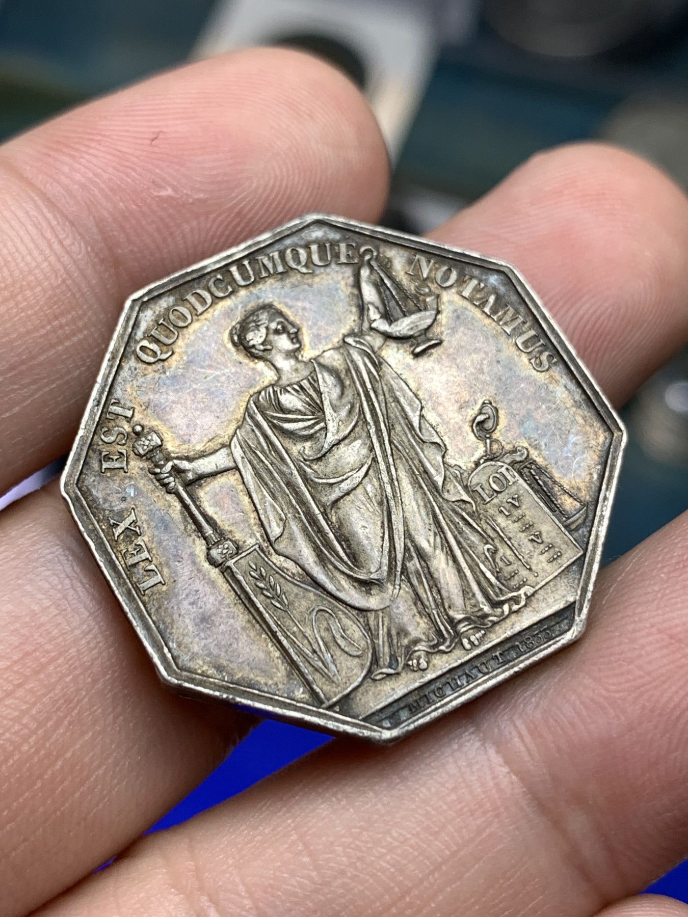 《竞宝斋》八角代币+章牌专场！第182场-周日，周一，周二 3场 (全场包邮) 法国1832-1841 银质八角代币 马赛 公证处 神灯边铭，重13.6g，对边直径30.9mm，老包浆