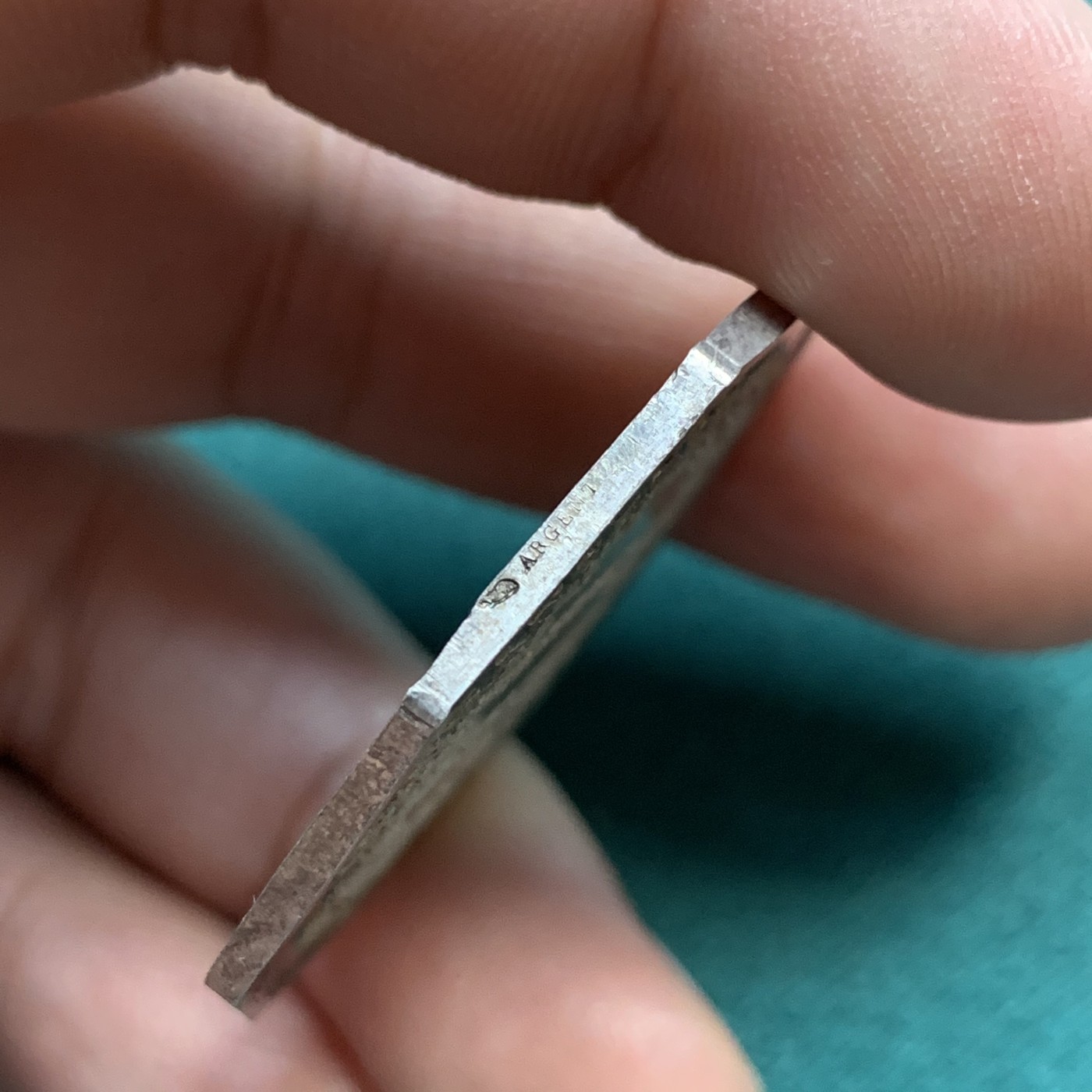 《竞宝斋》八角代币+章牌专场！第182场-周日，周一，周二 3场 (全场包邮) 法国1829年太阳保险公司八角银质代币，20.31g，37.7mm，丰饶角边铭，五彩油性包浆，正面为太阳神阿波罗