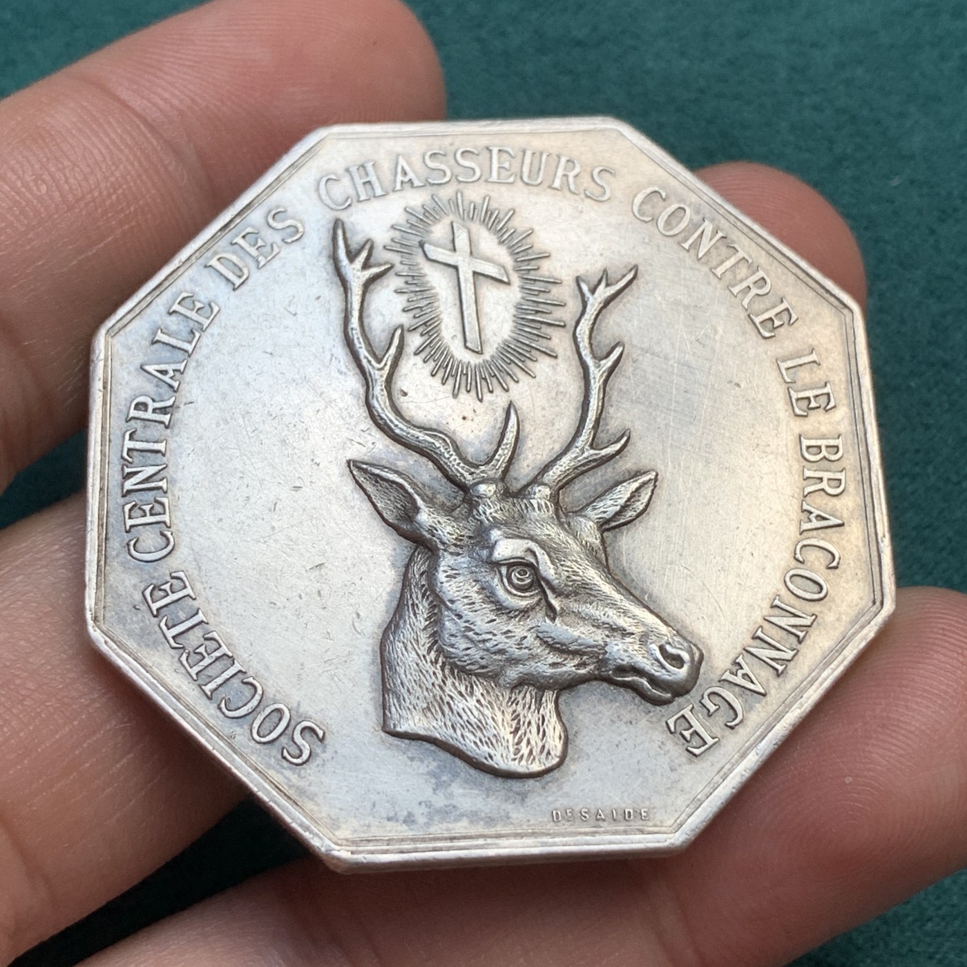 《竞宝斋》八角代币+章牌专场！第182场-周日，周一，周二 3场 (全场包邮) 法国1878年八角银章，中央反盗猎协会，圣休伯特的雄鹿，38.90g，45.7mm，此款少见蜜蜂边铭，长鹿角大版，常见的是20g，36mm尺寸