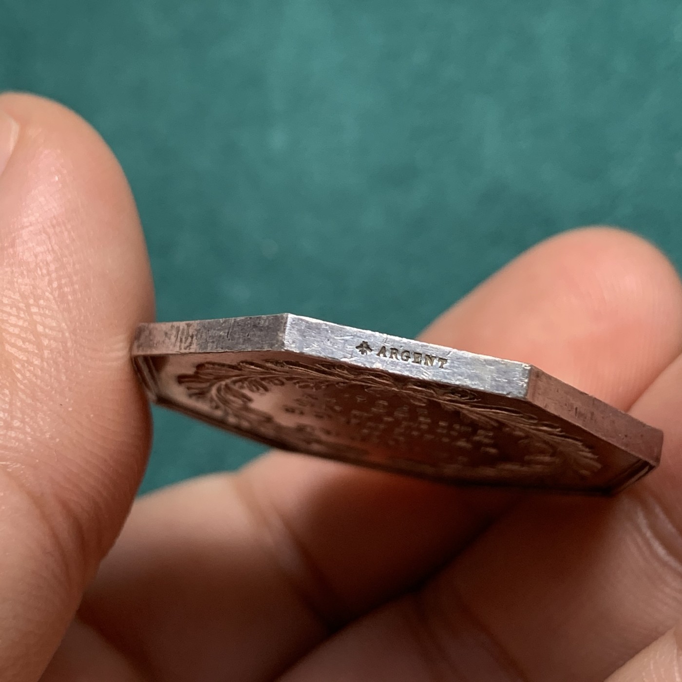 《竞宝斋》八角代币+章牌专场！第182场-周日，周一，周二 3场 (全场包邮) 法国八角银章，亚眠商会，正面为首席国务大臣让-巴蒂斯特·科尔伯特的半身像，17.96g，35.5mm，蜜蜂边铭