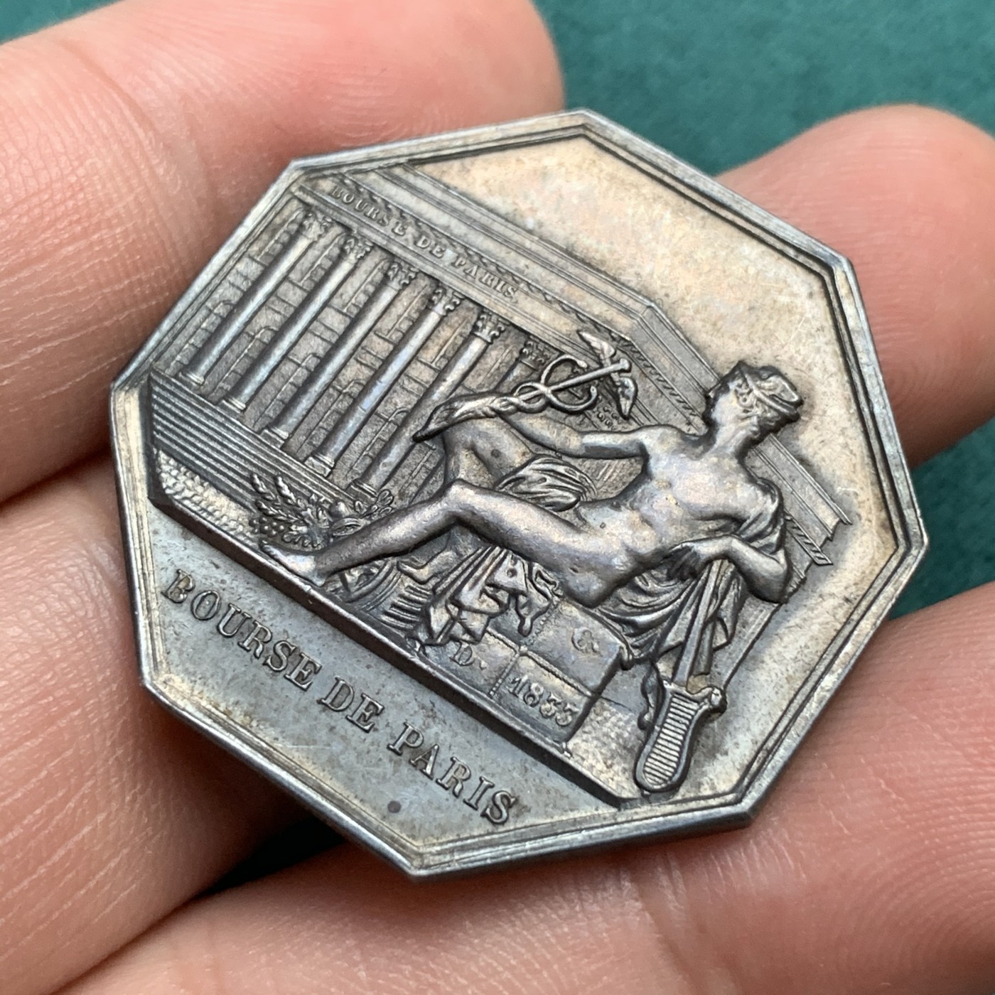 《竞宝斋》八角代币+章牌专场！第182场-周日，周一，周二 3场 (全场包邮) 法国巴黎证券交易所，贸易和保险经纪人JETON银质八角代币，16.92g，34mm，手指边铭，阴阳面包浆