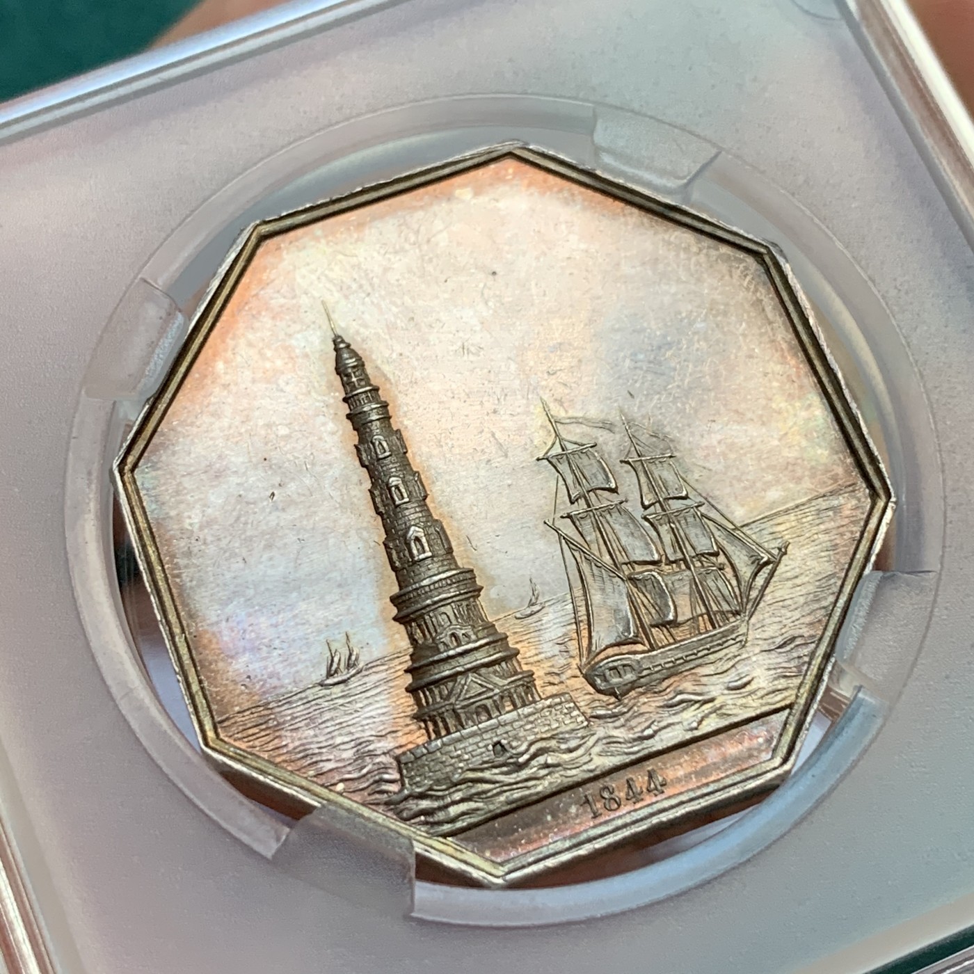 《竞宝斋》八角代币+章牌专场！第182场-周日，周一，周二 3场 (全场包邮) 名誉品法国波尔多吉伦特海事安全协会银质八角代币，高浮雕的科尔杜安灯塔，金黄包浆就像泛着夕阳的海景，油画状态，重20.15克，对边34.6mm，蜜蜂边铭