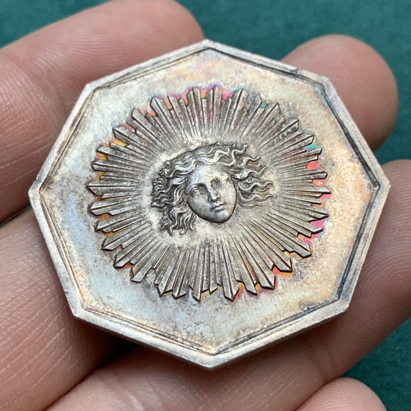 《竞宝斋》八角代币+章牌专场！第182场-周日，周一，周二 3场 (全场包邮) 法国1829年太阳保险公司八角银质代币，20.31g，37.7mm，丰饶角边铭，五彩油性包浆，正面为太阳神阿波罗