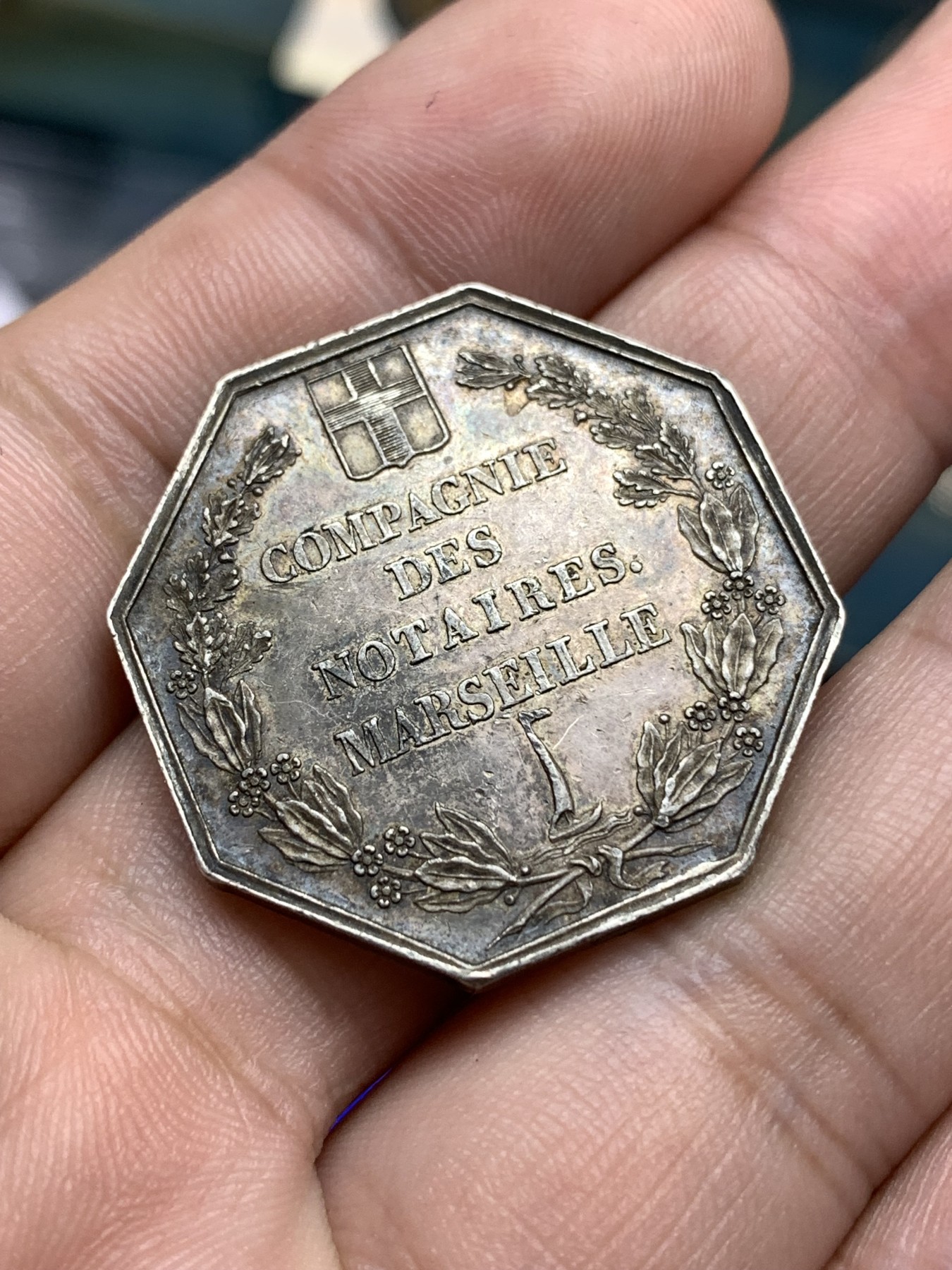 《竞宝斋》八角代币+章牌专场！第182场-周日，周一，周二 3场 (全场包邮) 法国1832-1841 银质八角代币 马赛 公证处 神灯边铭，重13.6g，对边直径30.9mm，老包浆