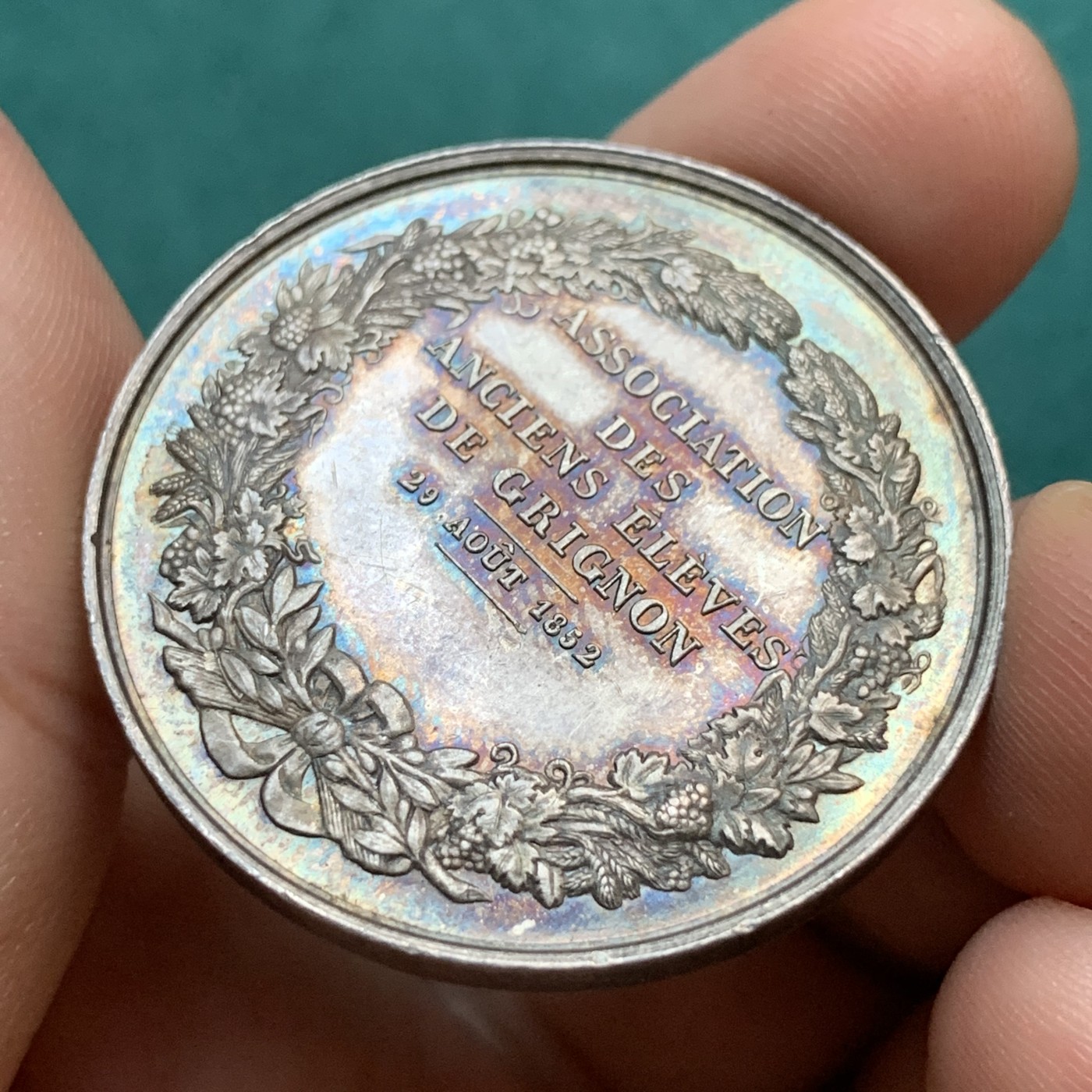 《竞宝斋》八角代币+章牌专场！第182场-周日，周一，周二 3场 (全场包邮) 法国格里尼翁校友会银质代币，23.38g，37mm，蜜蜂边铭，奥古斯丁·贝拉 (Augustin Bella) 右侧的胸像，他是格里尼翁皇家农艺研究所的第一任所长，五彩包浆