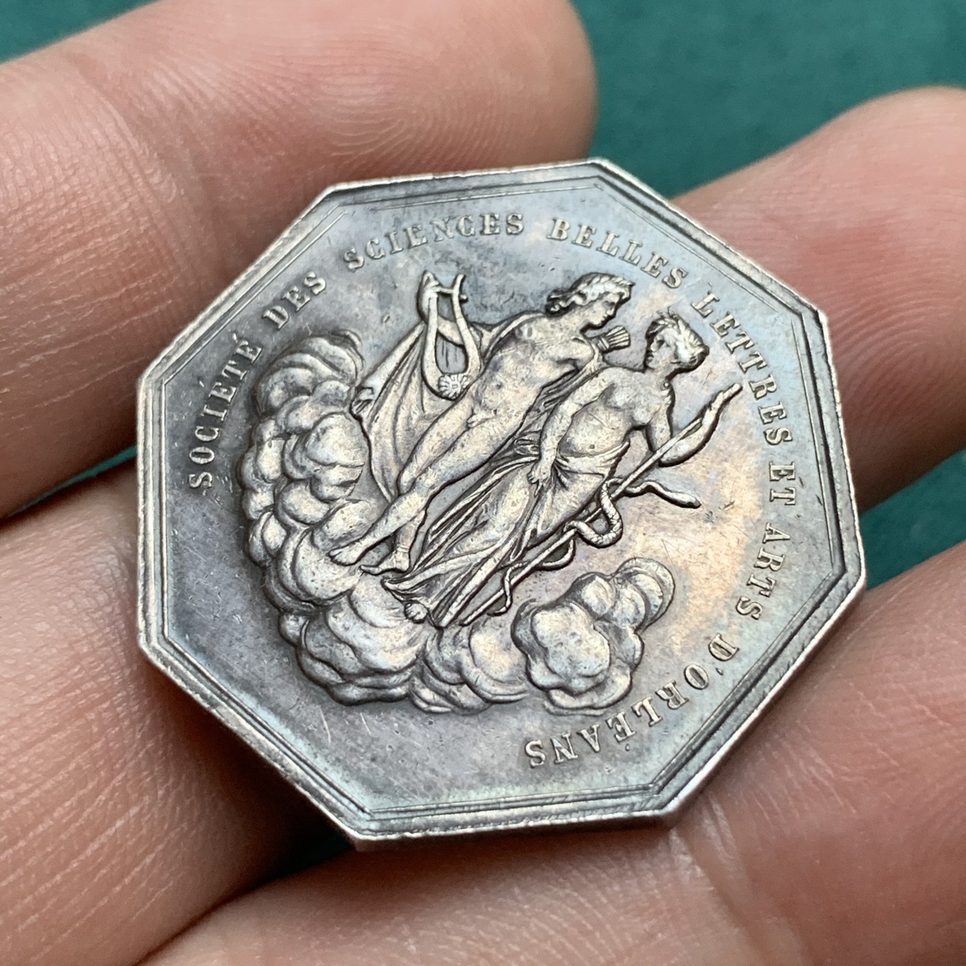 《竞宝斋》八角代币+章牌专场！第182场-周日，周一，周二 3场 (全场包邮) 法国八角银质代币，奥尔良科学与艺术协会，13.05g，30.4mm，蜜蜂边铭，云端上的太阳神阿波罗与智慧女神密涅瓦