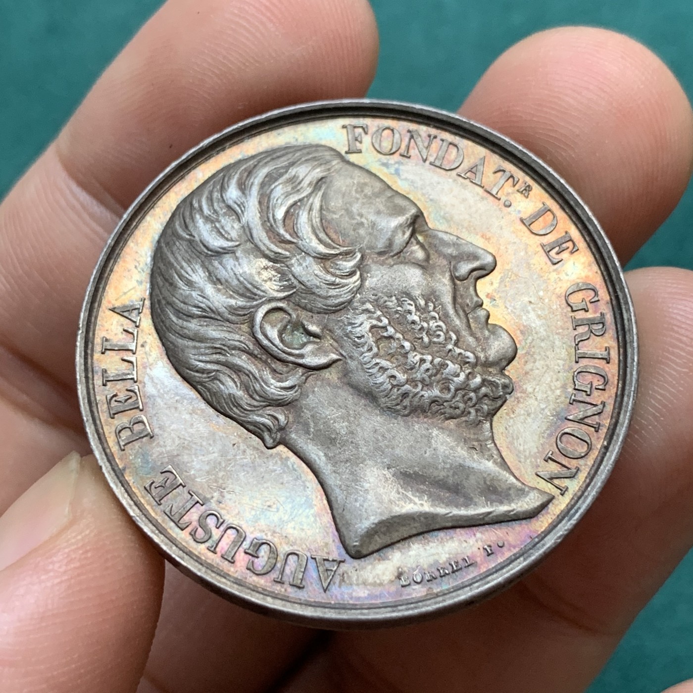 《竞宝斋》八角代币+章牌专场！第182场-周日，周一，周二 3场 (全场包邮) 法国格里尼翁校友会银质代币，23.38g，37mm，蜜蜂边铭，奥古斯丁·贝拉 (Augustin Bella) 右侧的胸像，他是格里尼翁皇家农艺研究所的第一任所长，五彩包浆