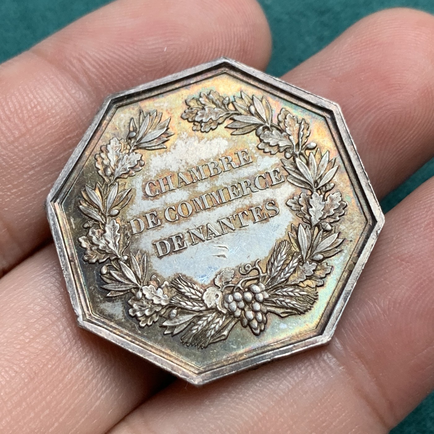 《竞宝斋》八角代币+章牌专场！第182场-周日，周一，周二 3场 (全场包邮) 法国八角银章，南特商会，13.52g，31.5mm，蜜蜂边铭，黄油彩包浆不错