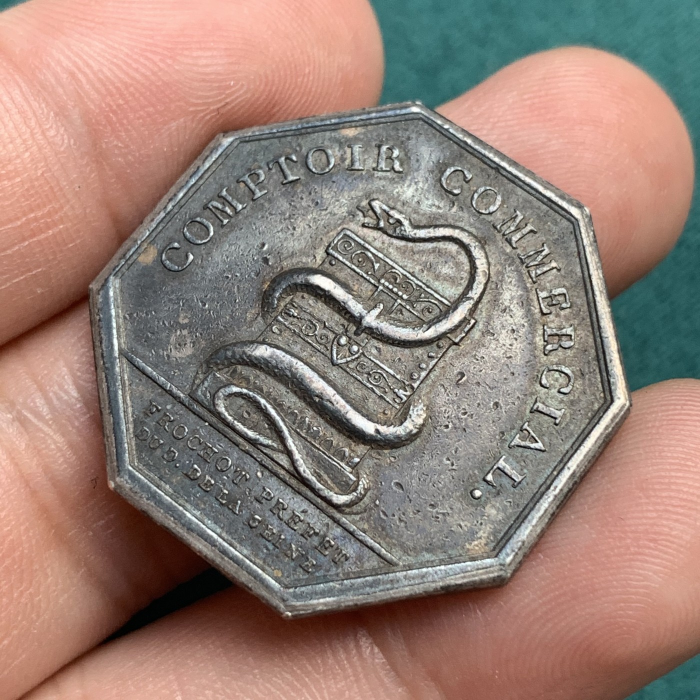 《竞宝斋》八角代币+章牌专场！第182场-周日，周一，周二 3场 (全场包邮) 法国塞纳河信贷银行银质八角代用币，13.71g，30.5mm早期无边铭，浑厚包浆