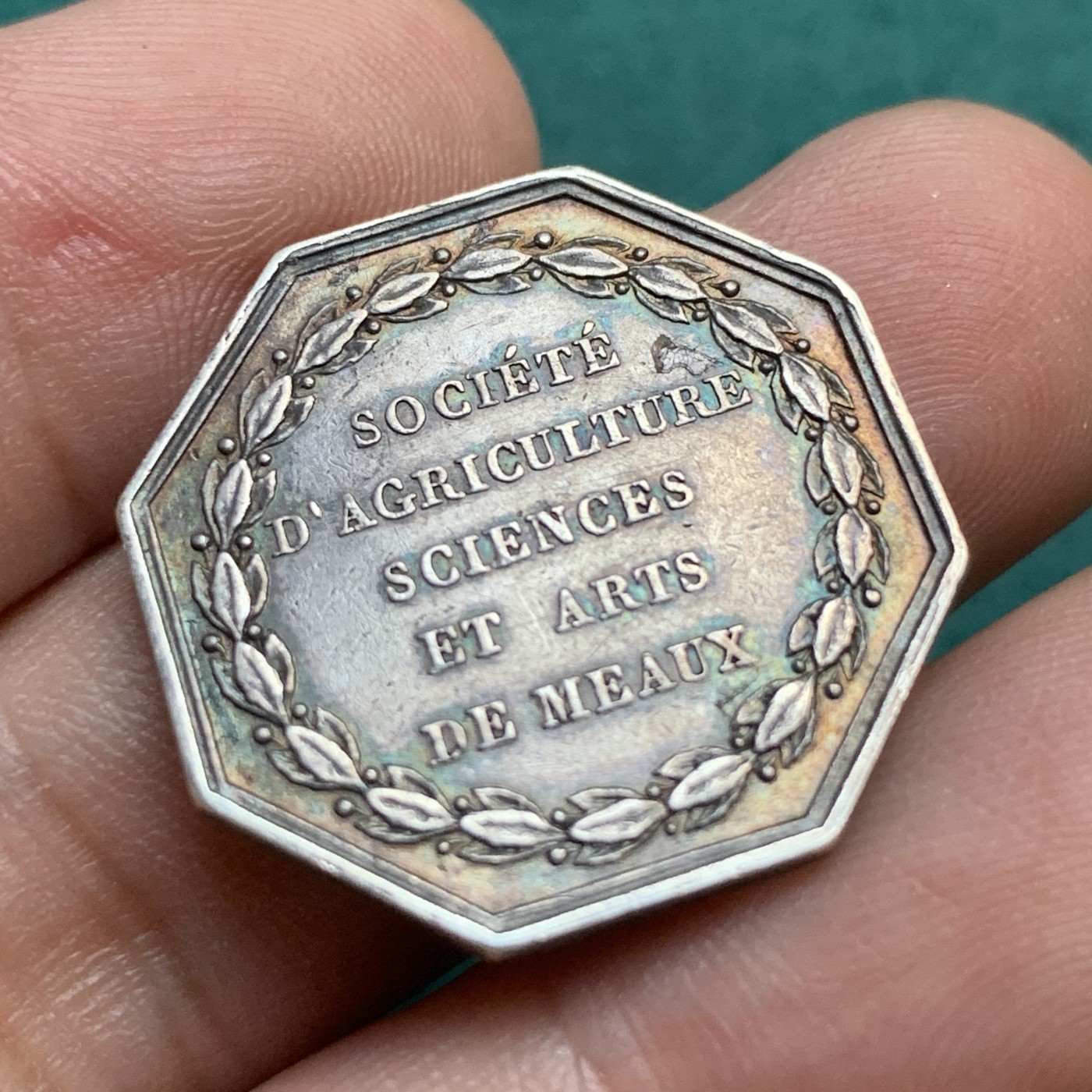 《竞宝斋》八角代币+章牌专场！第182场-周日，周一，周二 3场 (全场包邮) 法国莫城农业科学与艺术协会银质八角代币，25mm，7.72g，手指边铭（1845-1860年）