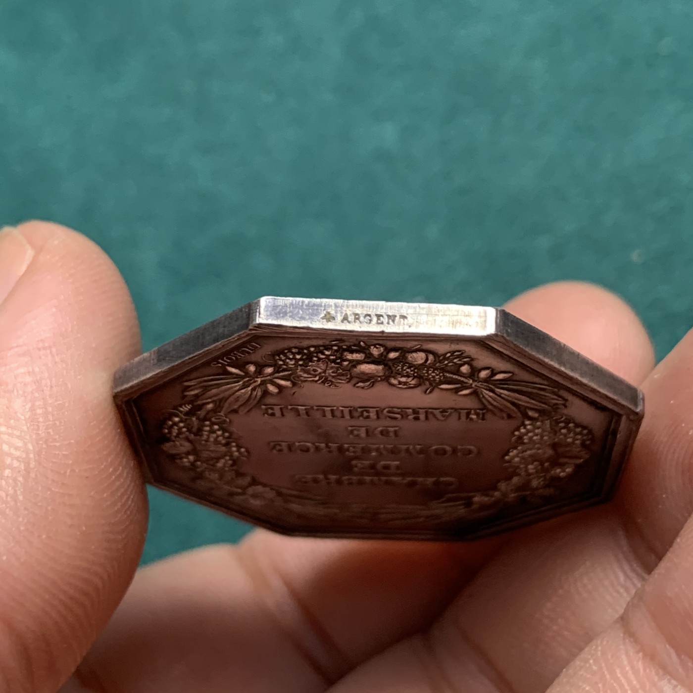 《竞宝斋》八角代币+章牌专场！第182场-周日，周一，周二 3场 (全场包邮) 法国马赛商会八角银质代币，18.47g，34.8mm，蜜蜂边铭