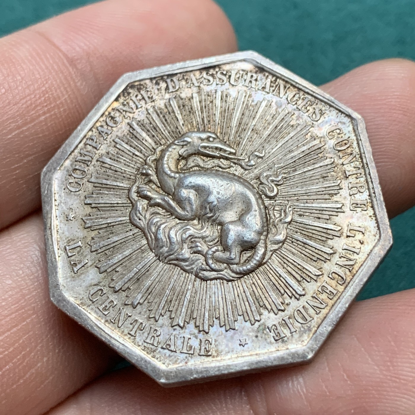 《竞宝斋》八角代币+章牌专场！第182场-周日，周一，周二 3场 (全场包邮) 法国中央保险公司八角银质jeton，小名誉品放射龙，19.96g，34.6mm，丰饶角边铭，五彩包浆