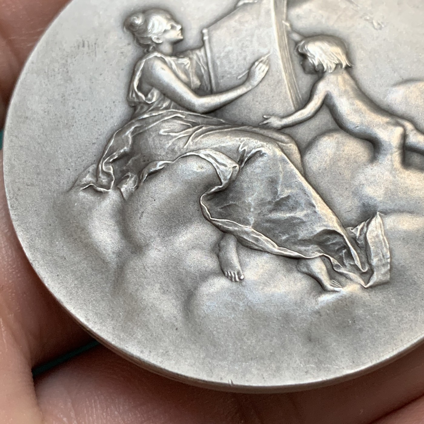 《竞宝斋》八角代币+章牌专场！第182场-周日，周一，周二 3场 (全场包邮) 经典的法国“云端天使”银章，60.42g，50mm，丰饶角+1银标，右边有些许擦损，其余品相完好