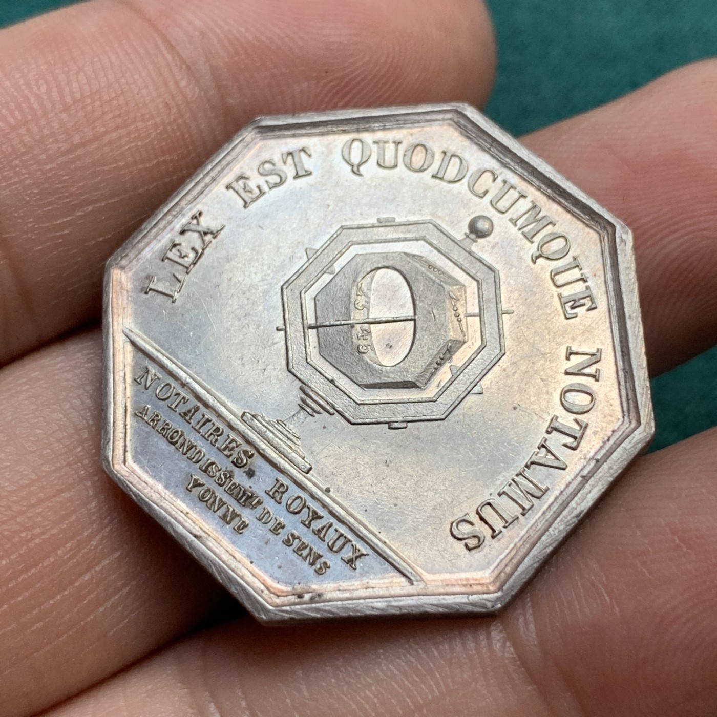 《竞宝斋》八角代币+章牌专场！第182场-周日，周一，周二 3场 (全场包邮) 法国桑斯地区公证人JETON银质八角代币，31.4mm，14.26克，手指边铭（1845-1860），法王圣路易半身像，高点俱在