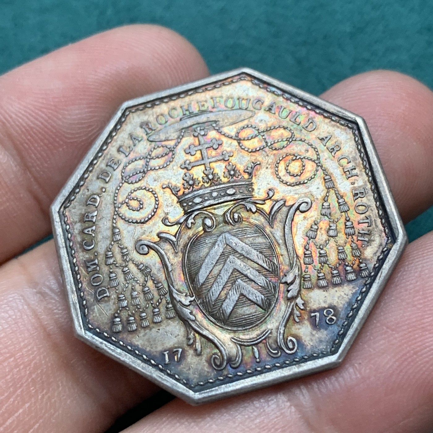 《竞宝斋》八角代币+章牌专场！第182场-周日，周一，周二 3场 (全场包邮) 法国1778年鲁昂拉罗什福科神职人员银质八角jeton，13.93g，33.2mm，早期无边铭，五彩包浆