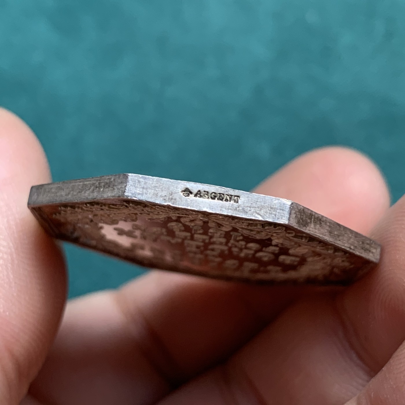 《竞宝斋》八角代币+章牌专场！第182场-周日，周一，周二 3场 (全场包邮) 少见的法国波尔多银行八角银质代币，20.17g，35.5mm，蜜蜂边铭，金黄包浆，底板漂亮