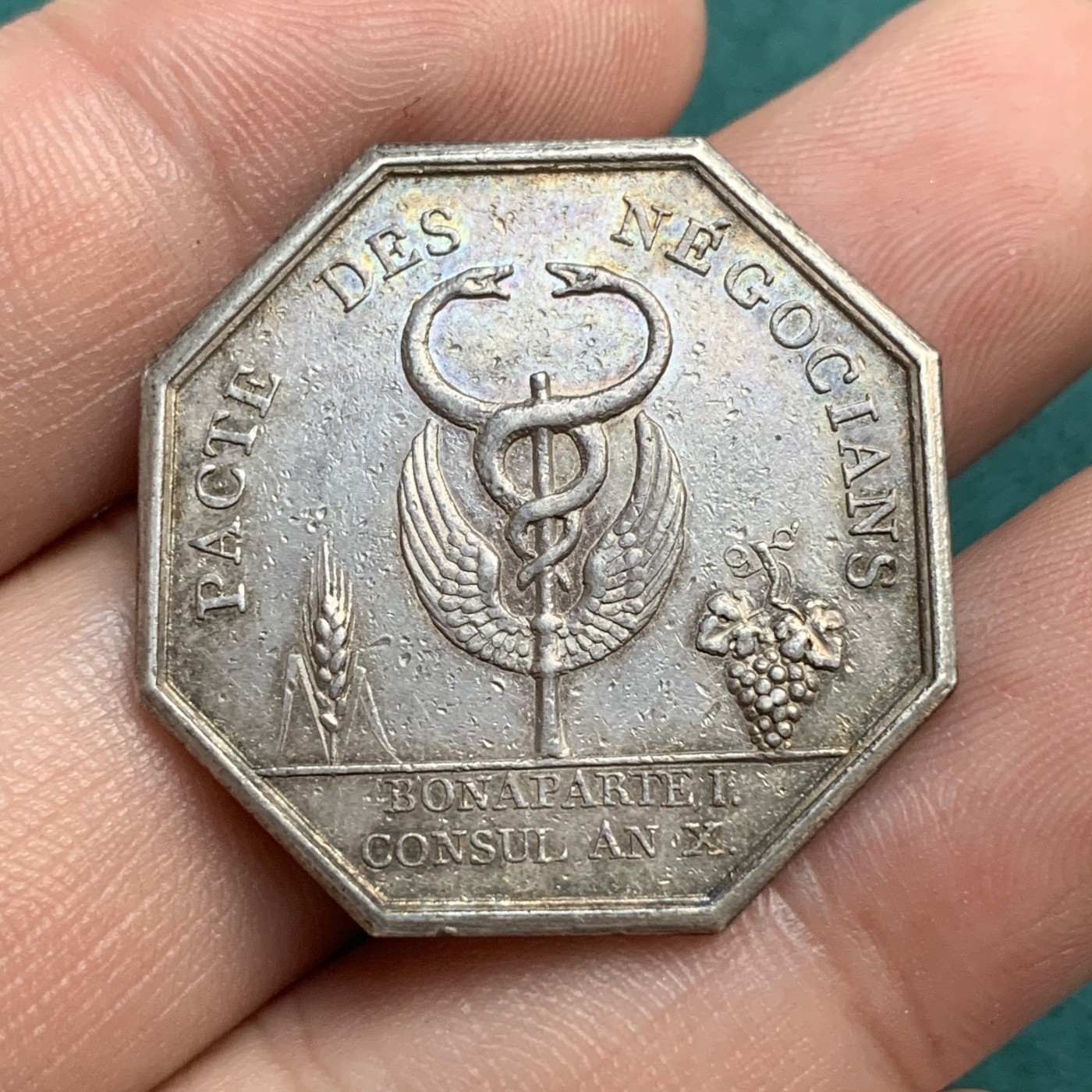 《竞宝斋》八角代币+章牌专场！第182场-周日，周一，周二 3场 (全场包邮) 法国塞纳河信贷银行银质八角代用币，13.71g，30.5mm早期无边铭，浑厚包浆