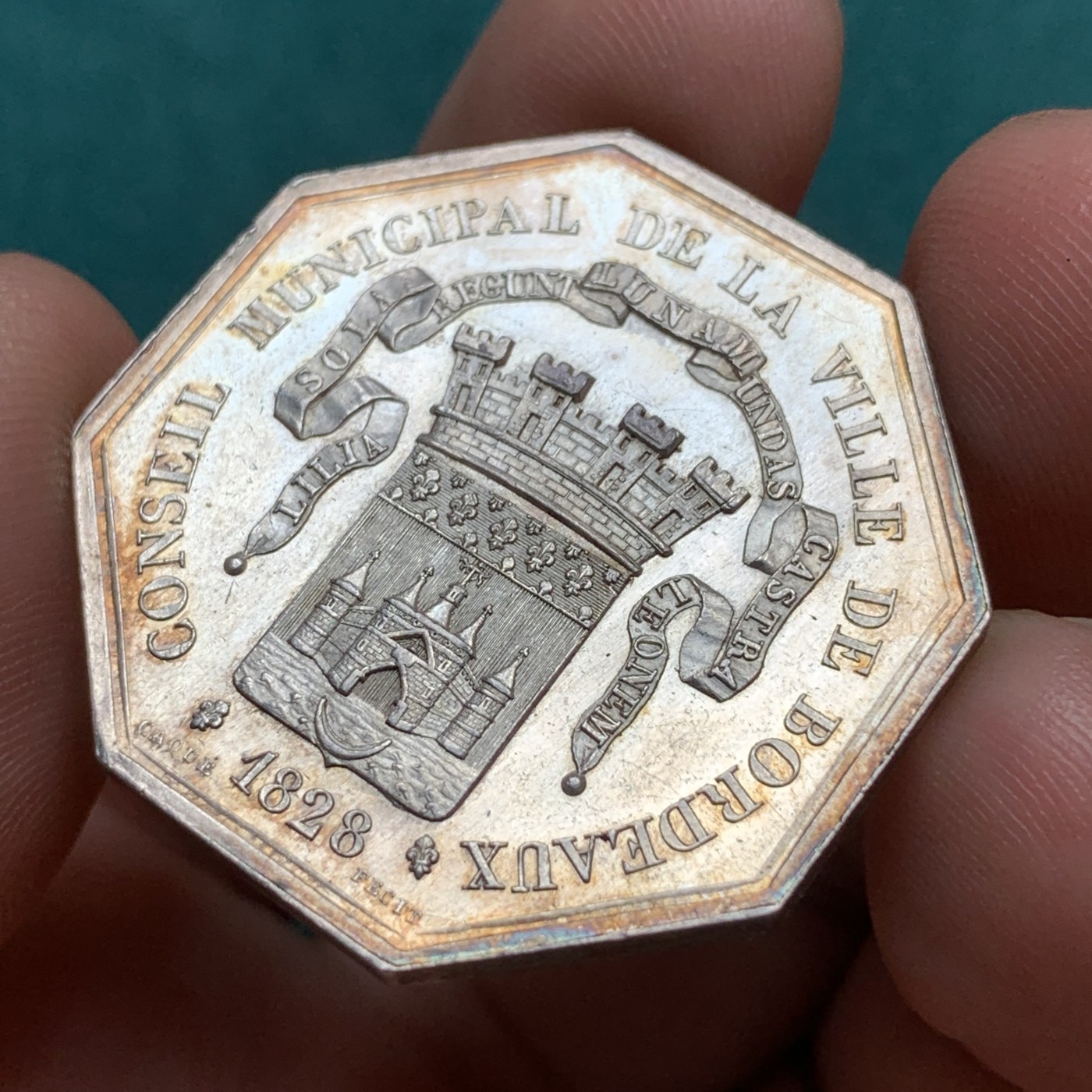 《竞宝斋》八角代币+章牌专场！第182场-周日，周一，周二 3场 (全场包邮) 法国波尔多市议会八角银质代币，15.29g，33.2mm，早期无边铭，金黄包浆