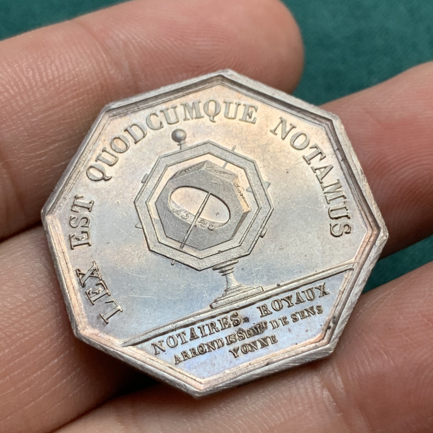 《竞宝斋》八角代币+章牌专场！第182场-周日，周一，周二 3场 (全场包邮) 法国桑斯地区公证人JETON银质八角代币，31.4mm，14.26克，手指边铭（1845-1860），法王圣路易半身像，高点俱在